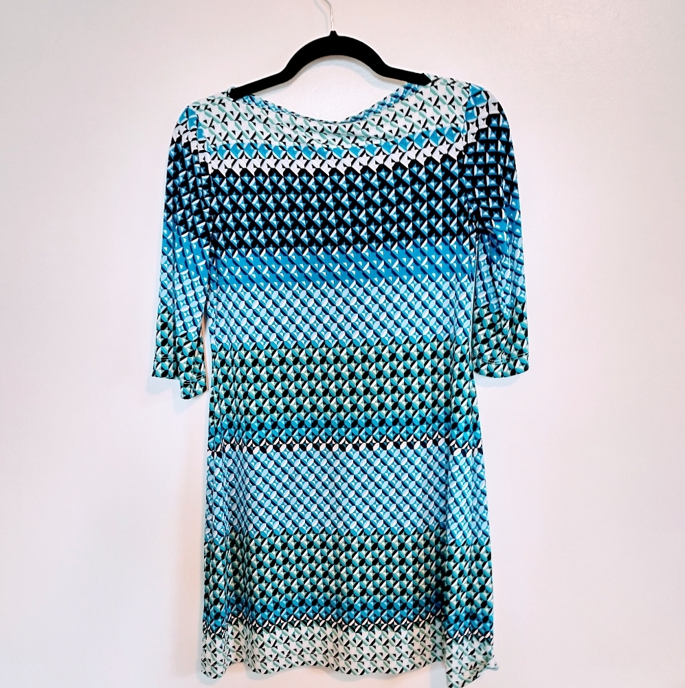 Donna Morgan blue printed shift dress with boat neckline. 1/2 sleeves, size tag